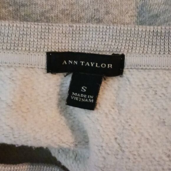 Ann Taylor Sweater Gray Crew Neck Embellished Neckline Fleece Womens Size S - Picture 7 of 9